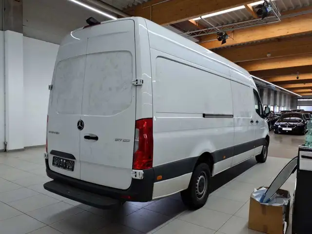 Mercedes-Benz Sprinter view 4