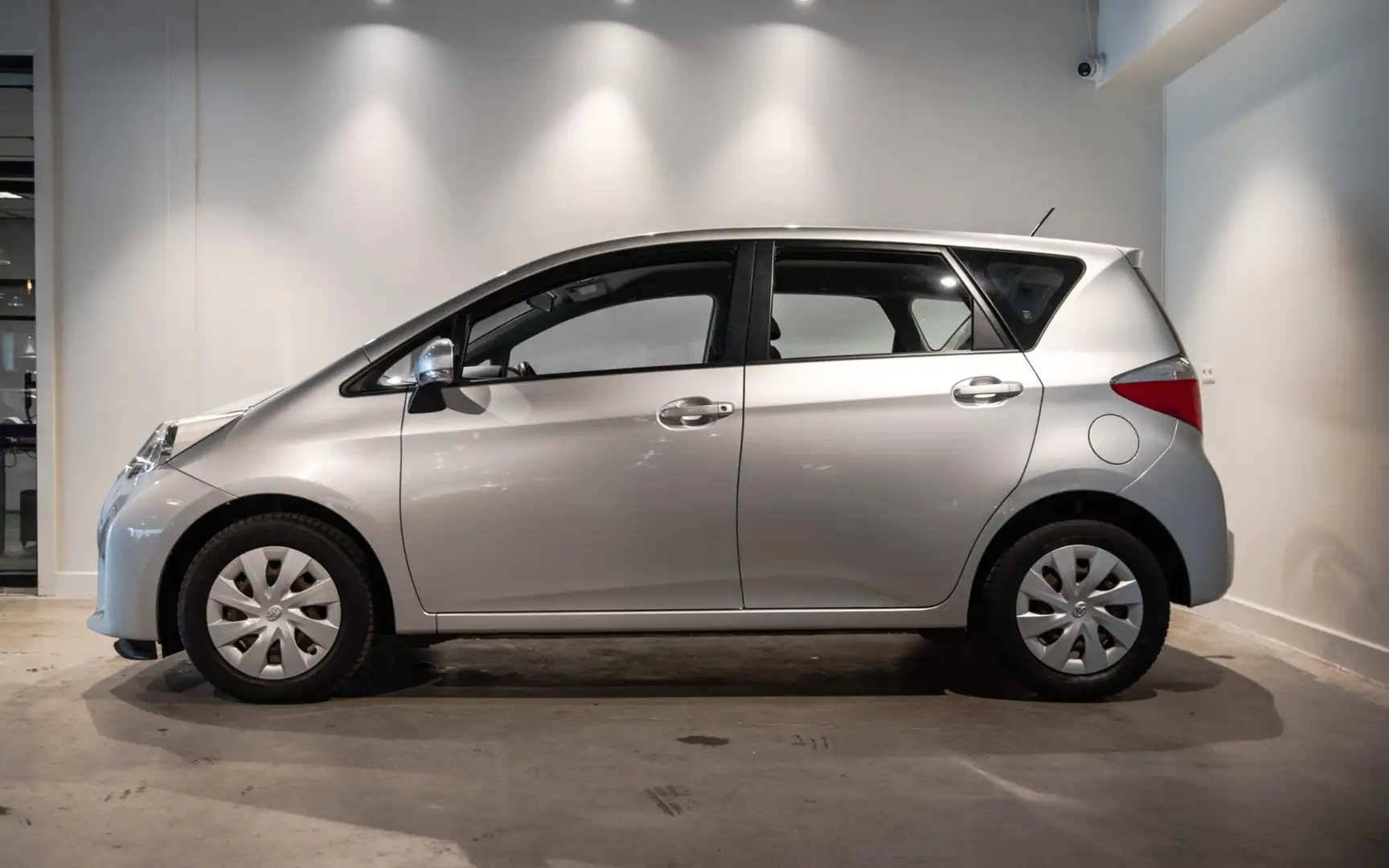 Toyota Verso-S 1.3 VVT-i Aspiration Grijs - 2