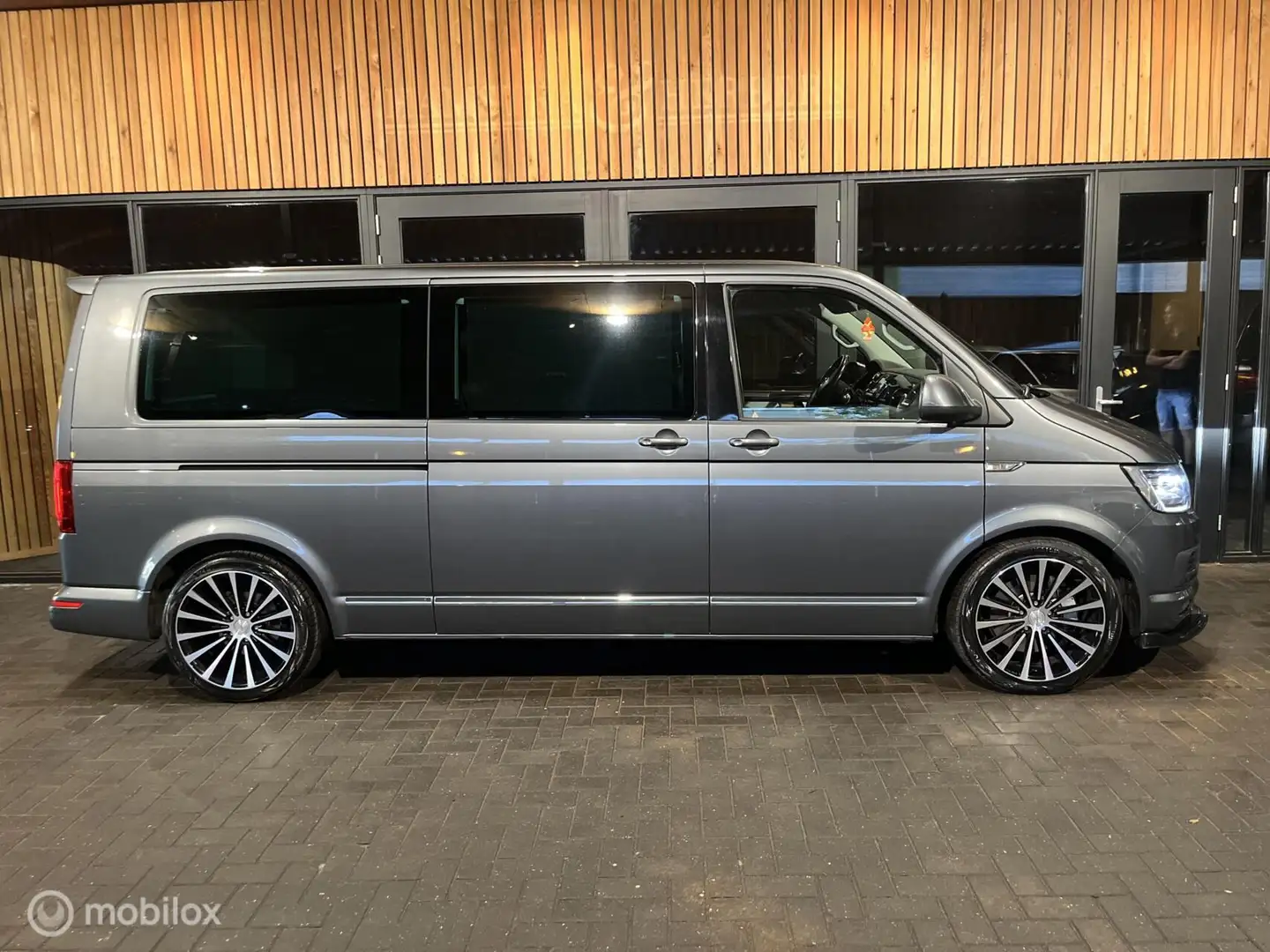 Volkswagen T6 Transporter Caravelle 2.0 TDI L2H1 DC 4Motion - 2