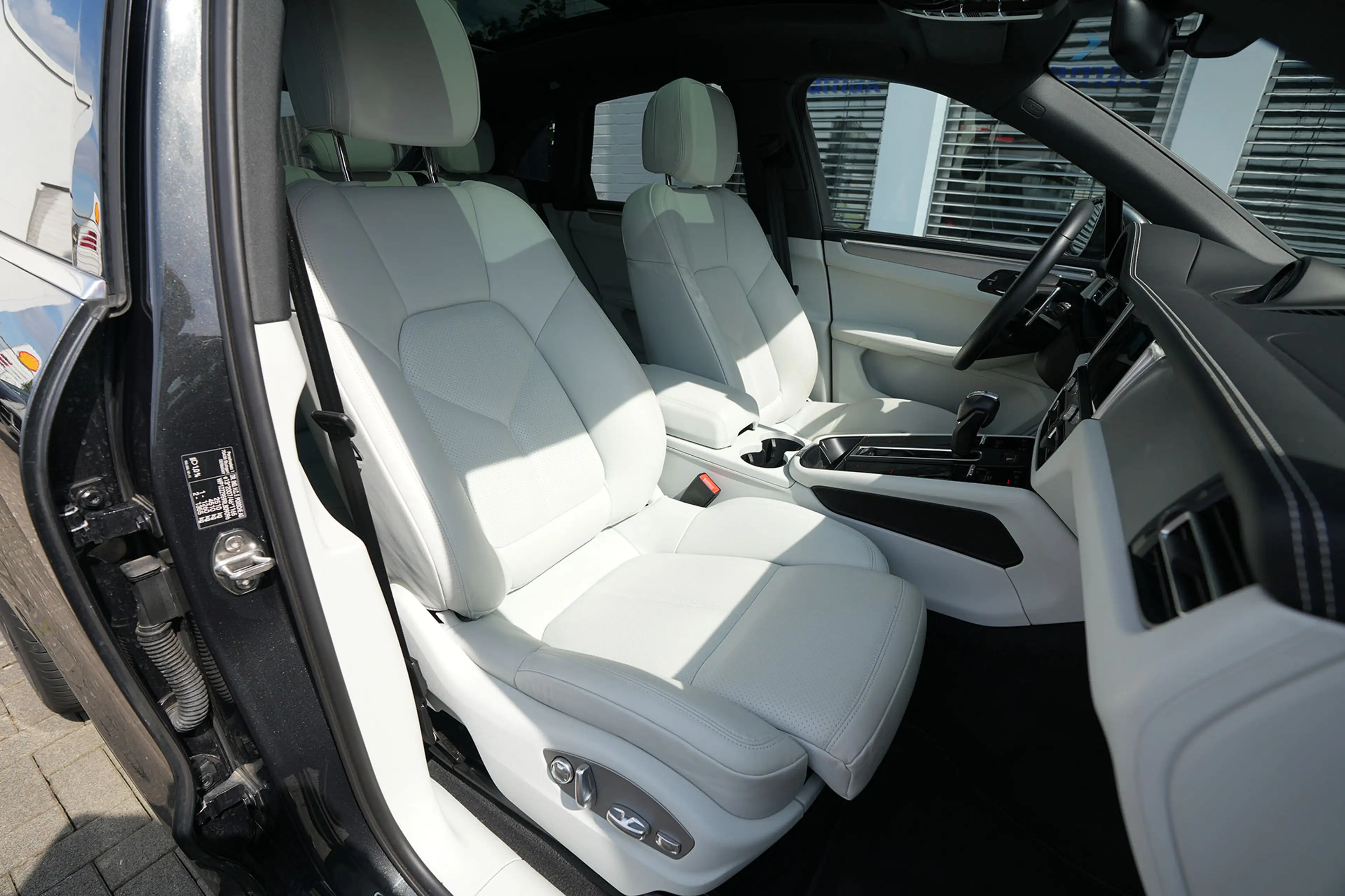 Porsche Macan MACAN LEDER KREIDE-ACC-LUFTF.-PANO-SPORTABGAS.-VOLL — photo 2