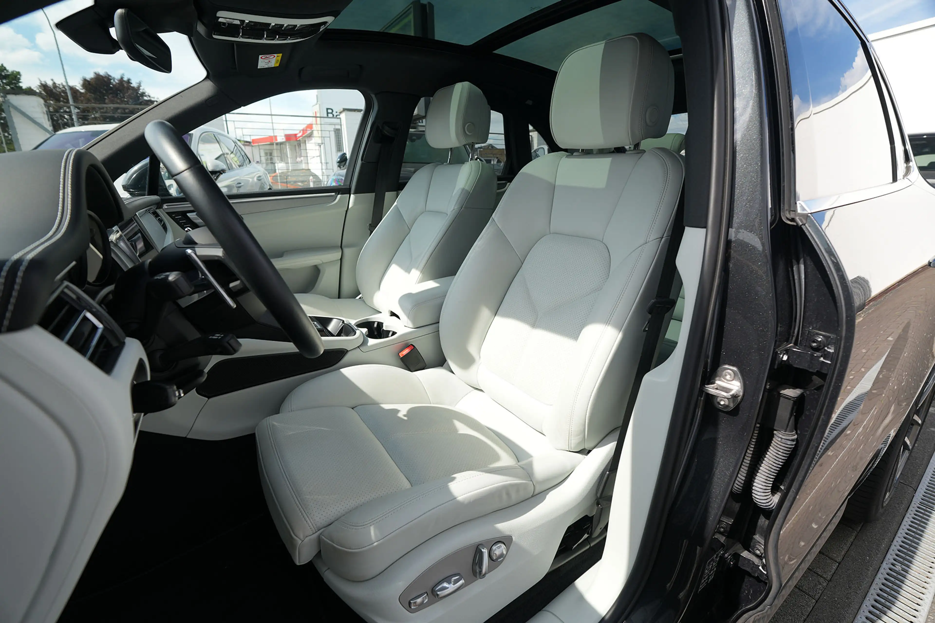 Porsche Macan MACAN LEDER KREIDE-ACC-LUFTF.-PANO-SPORTABGAS.-VOLL — photo 4
