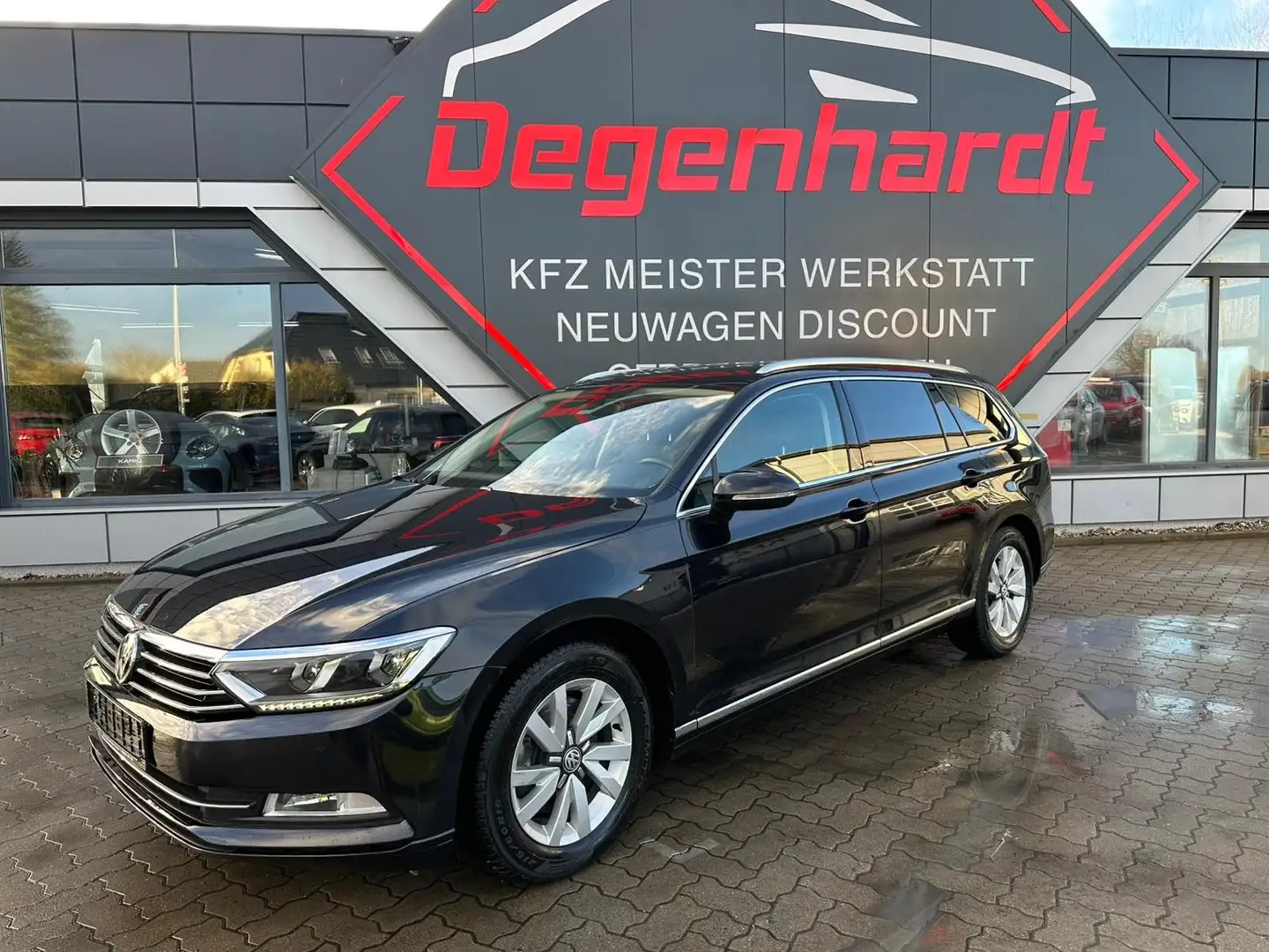 Volkswagen Passat Variant 1.8 TSI Highline LED ACC NAV KAM Schwarz - 1