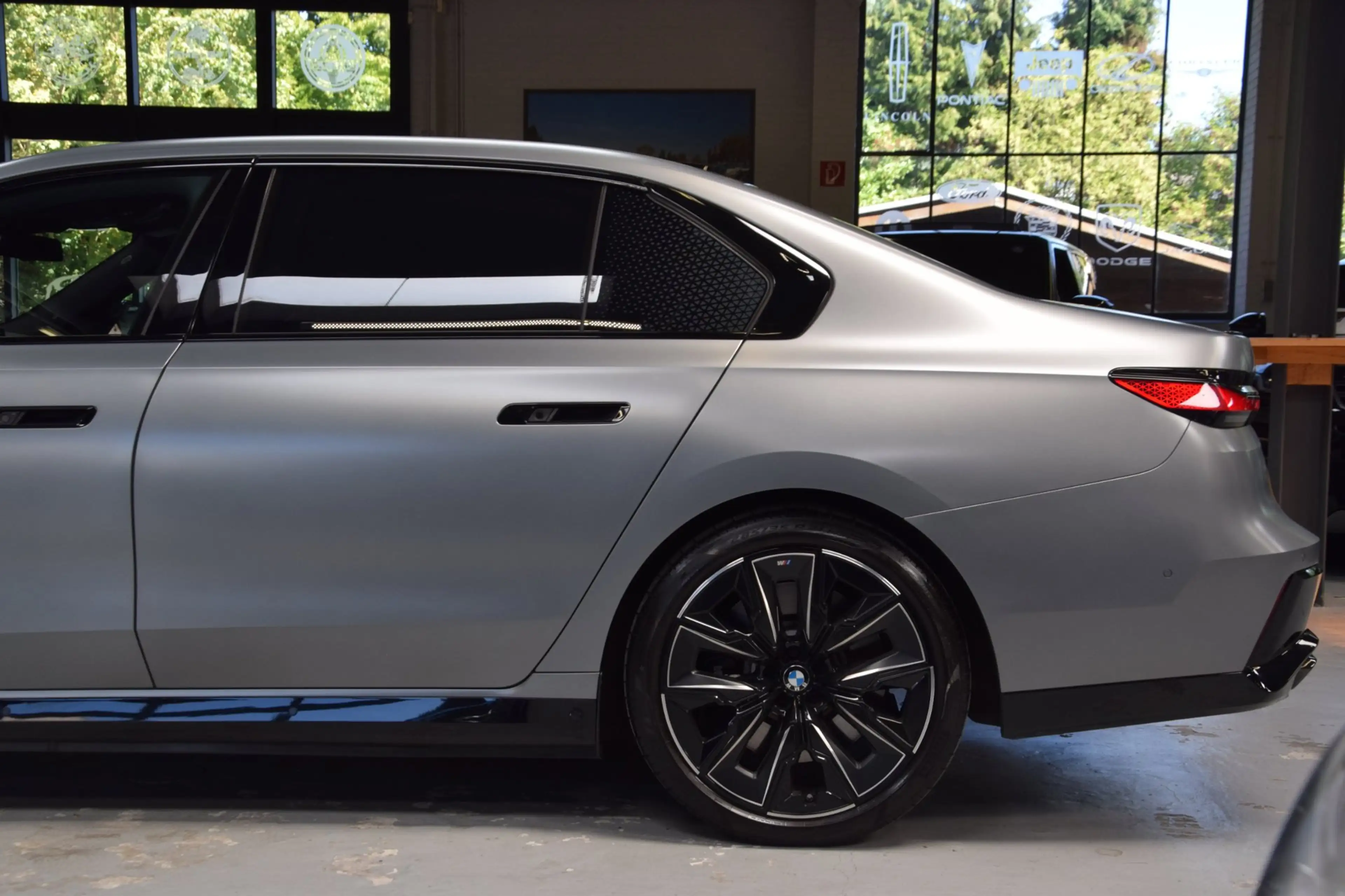 BMW 760 7-serie M760e xDrive Navi|Massage|Theater Screen|A — photo 43
