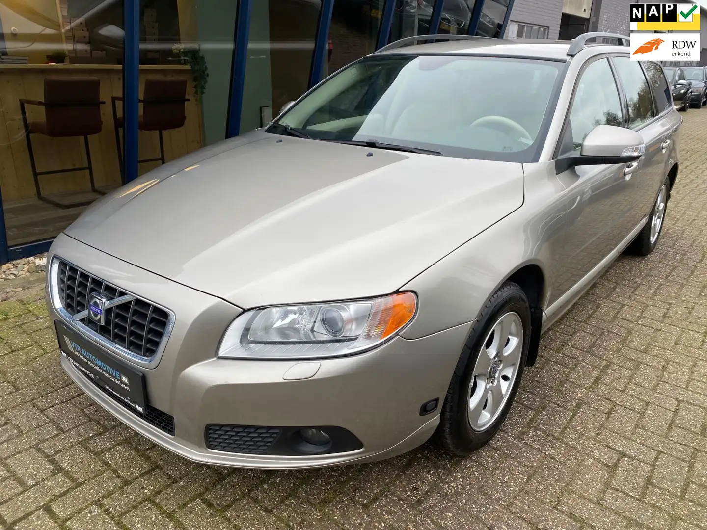Volvo V70 2.5T Momentum Automaat H.LEER / XENON / TREKHAAK Marrón - 1