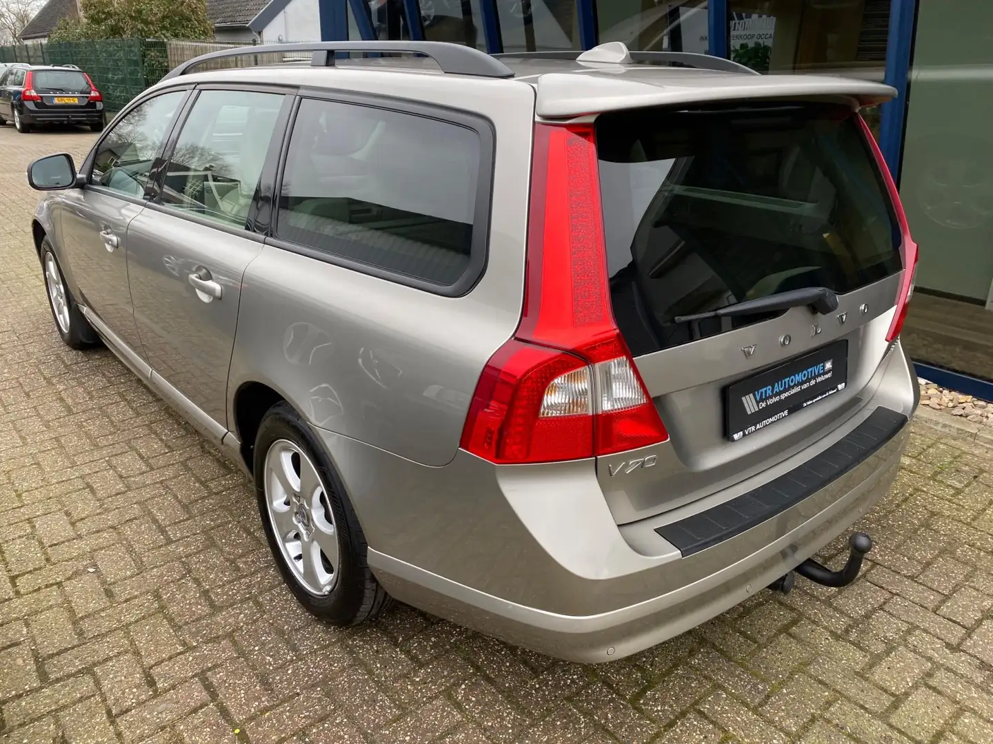 Volvo V70 2.5T Momentum Automaat H.LEER / XENON / TREKHAAK Marrón - 2