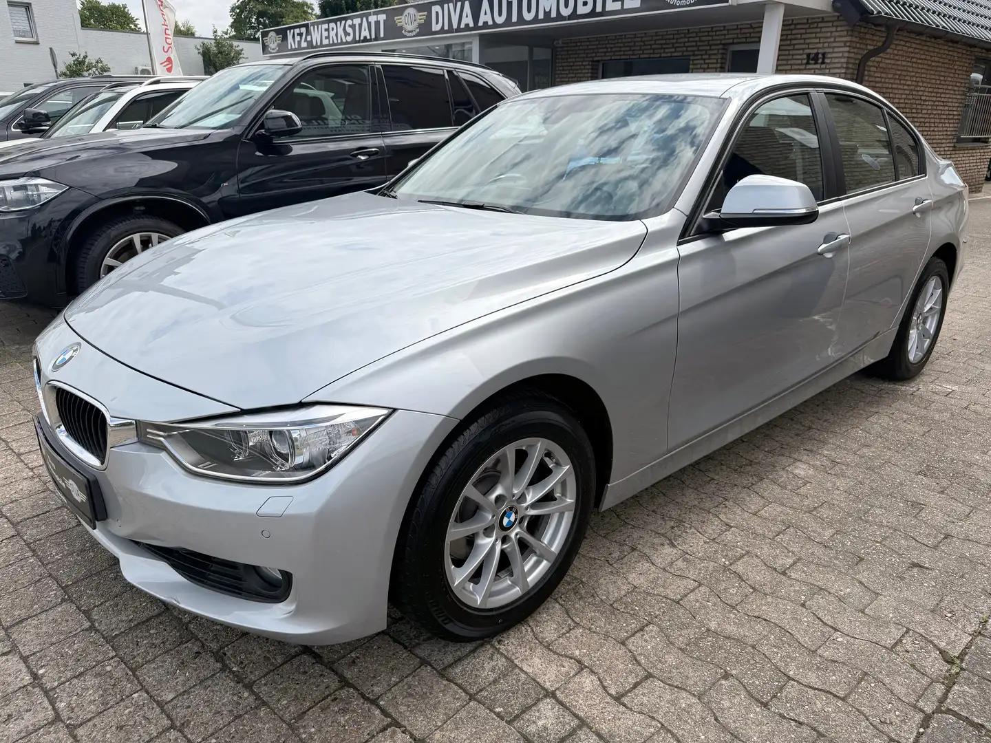 BMW 320 320 i Limousine 1.Hand, Automatik, erst 26Tkm Grau - 1