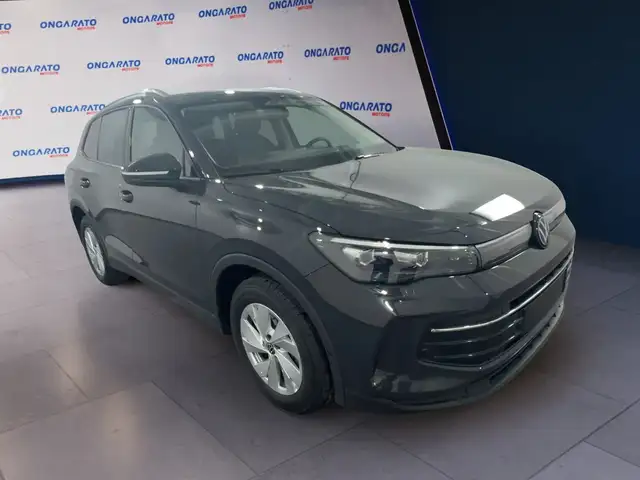 Volkswagen Tiguan view 3