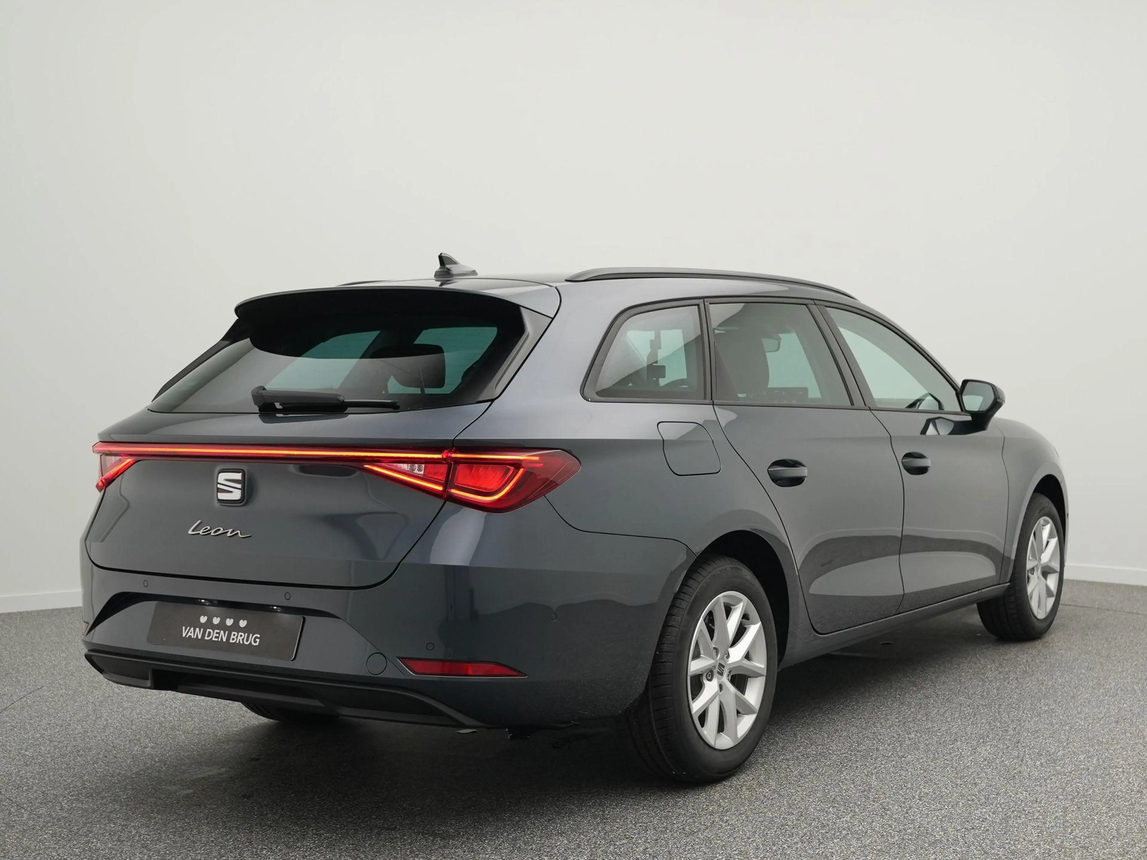 SEAT Leon Sportstourer 1.5 eTSI Style Business Intense | Lag — photo 2