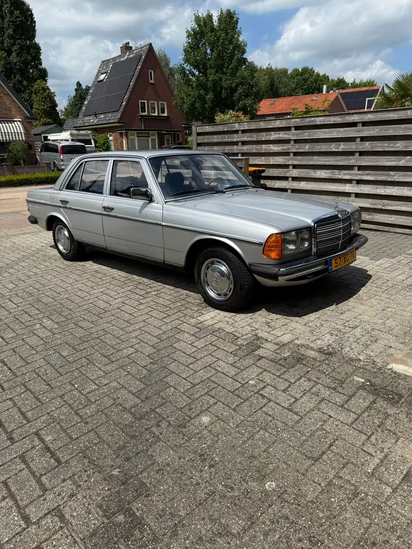 Mercedes-Benz 240 Diesel    automaat APK tot 29-1-2027 Grijs - 1