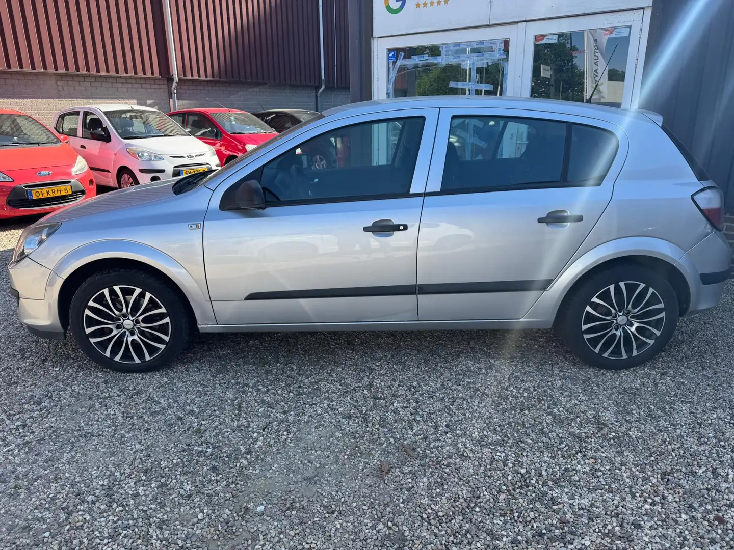 Opel Astra 1.6 AUTOMAAT cruise control,clima,trekhaak,5 deurs Gris - 2
