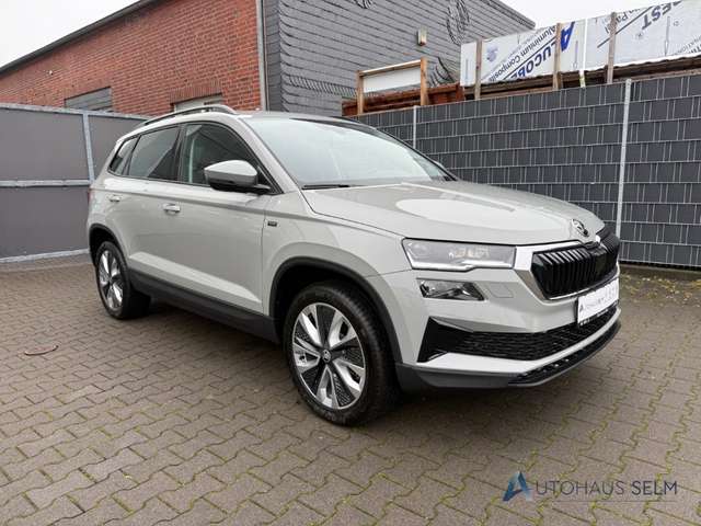 Imagine Skoda Karoq Tour 1.5 TSI DSG AHK Navi LED ACC El. Heckklappe