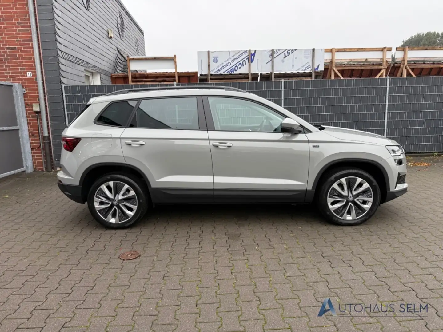Skoda Karoq Tour 1.5 TSI DSG AHK Navi LED ACC El. Heckklappe Grau - 2