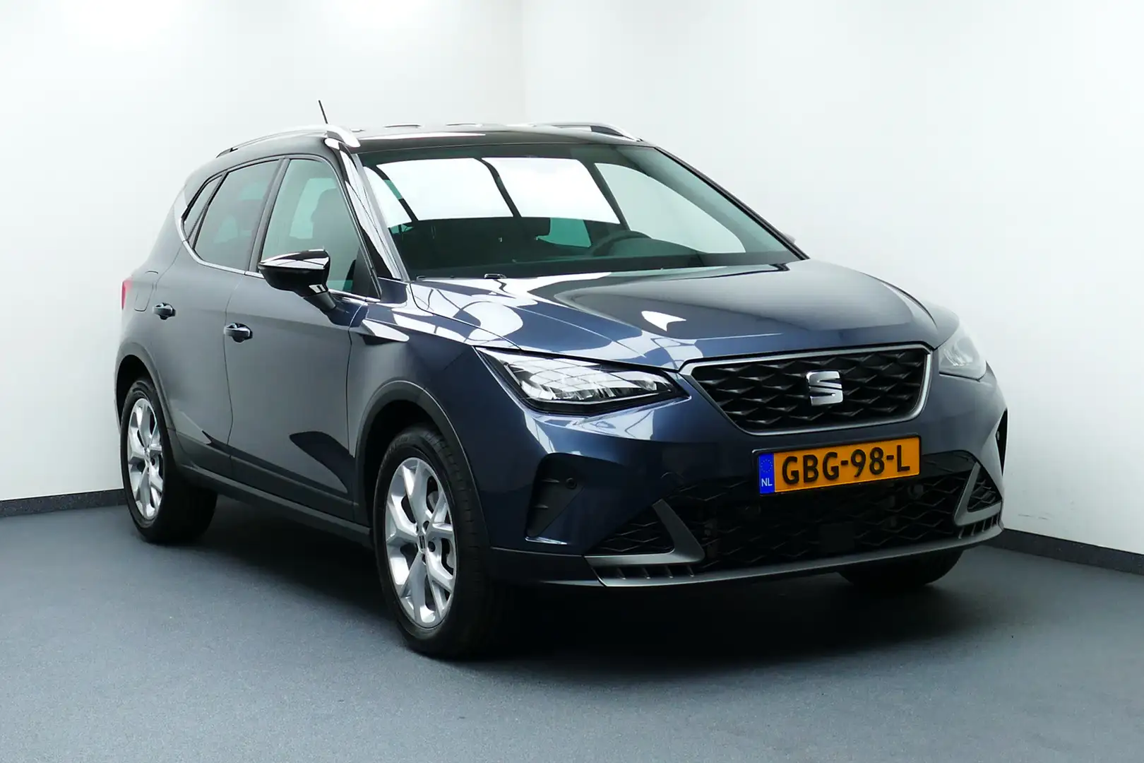SEAT Arona 1.0 110pk TSI FR Business. Bi Tone, StoelVerw, Cam Grau - 1
