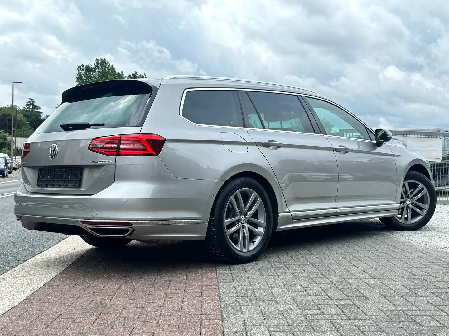 Volkswagen Passat R line Highline Navi Rkam Massage 2Hand Individual Grau - 2