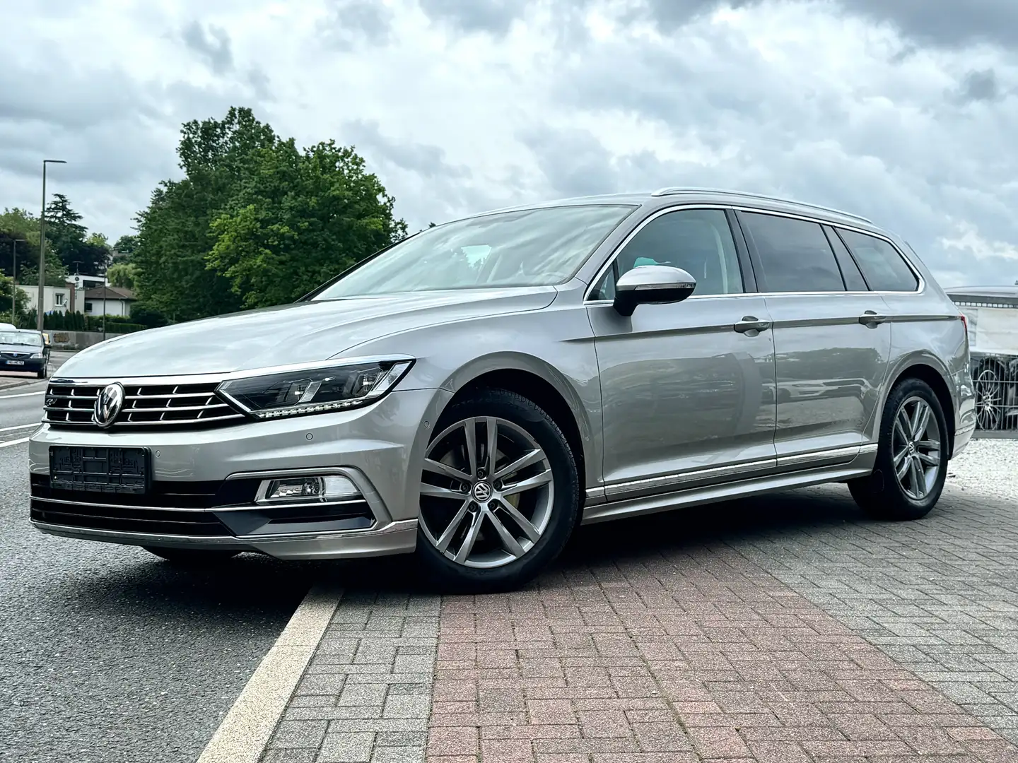 Volkswagen Passat R line Highline Navi Rkam Massage 2Hand Individual Grau - 1