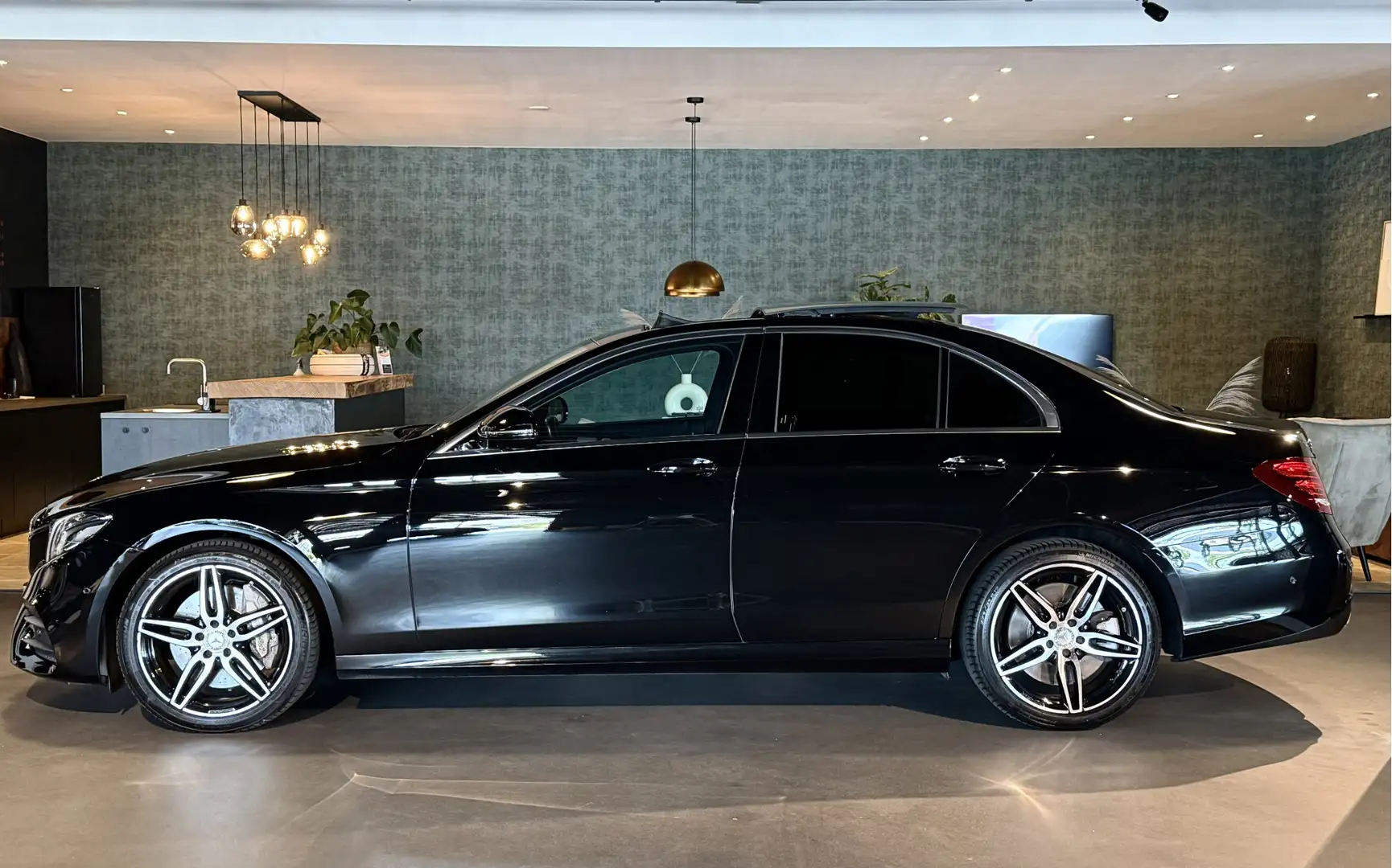 Mercedes-Benz E 400 V6 AMG 4-Matic I Pano I Widescreen Negru - 2