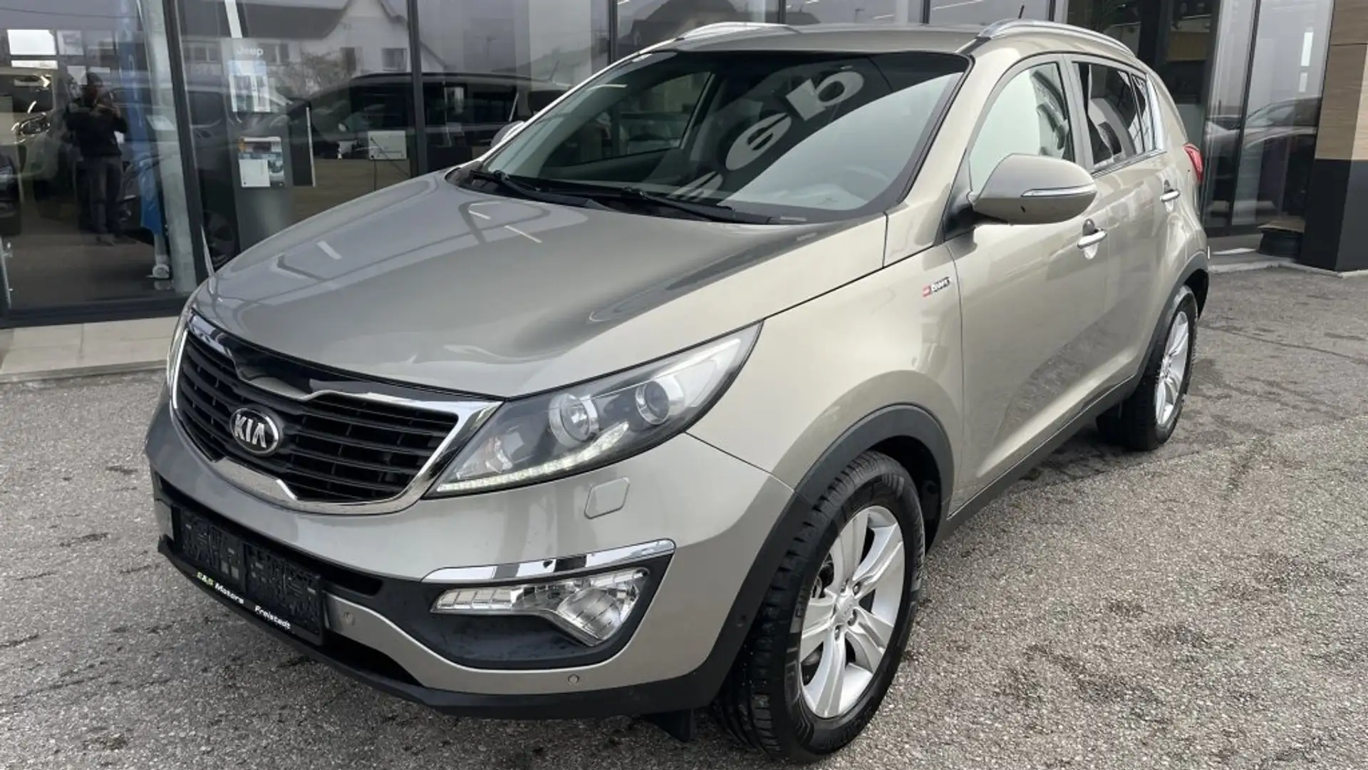 Kia Sportage Active Pro 2,0 CRDI 4WD DPF Aut. Grau - 1