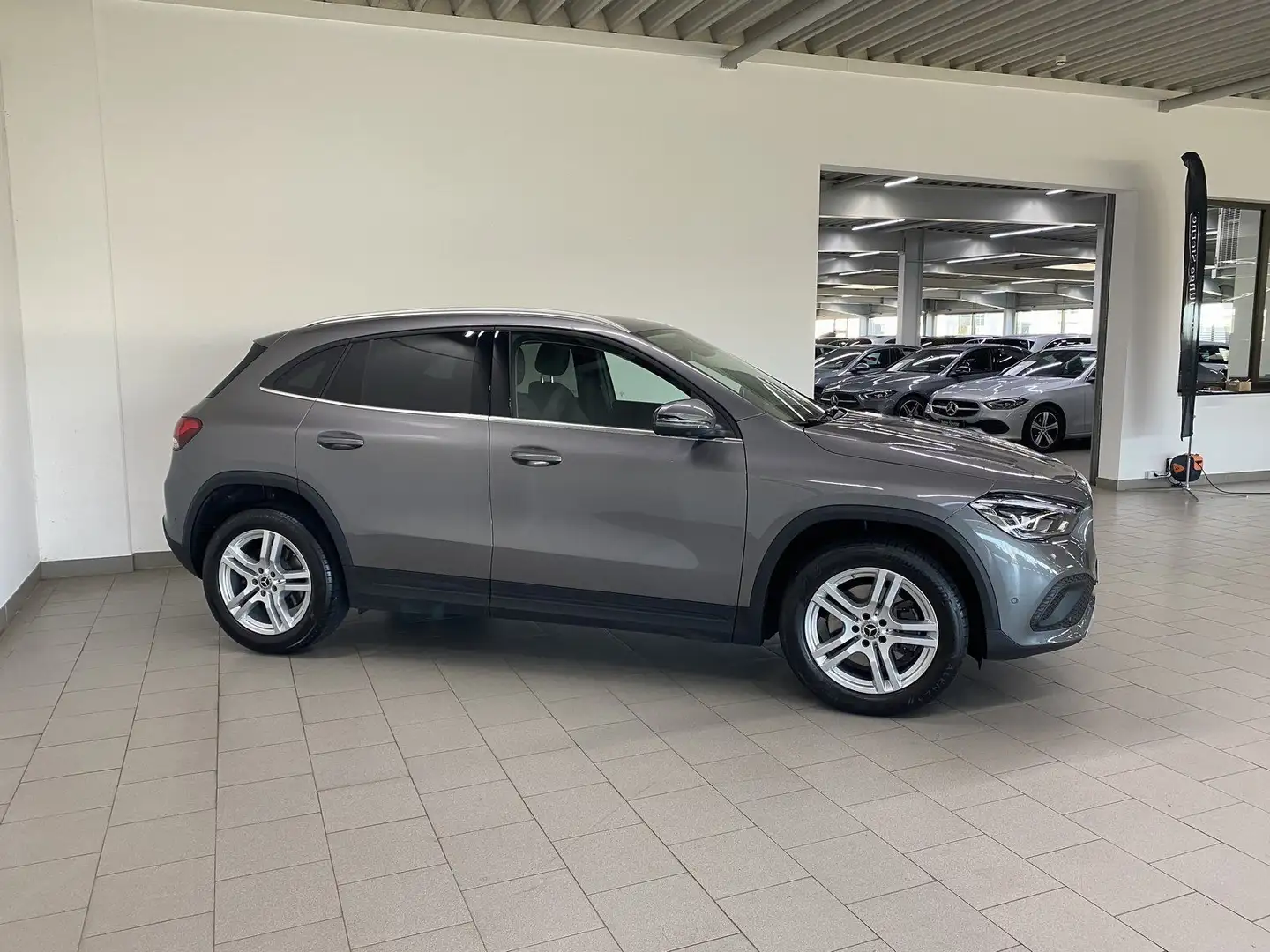 Mercedes-Benz GLA 250 AMG+NIGHT+PANO+19"AMG+KEY+KAM+TOTWINKEL Grau - 2