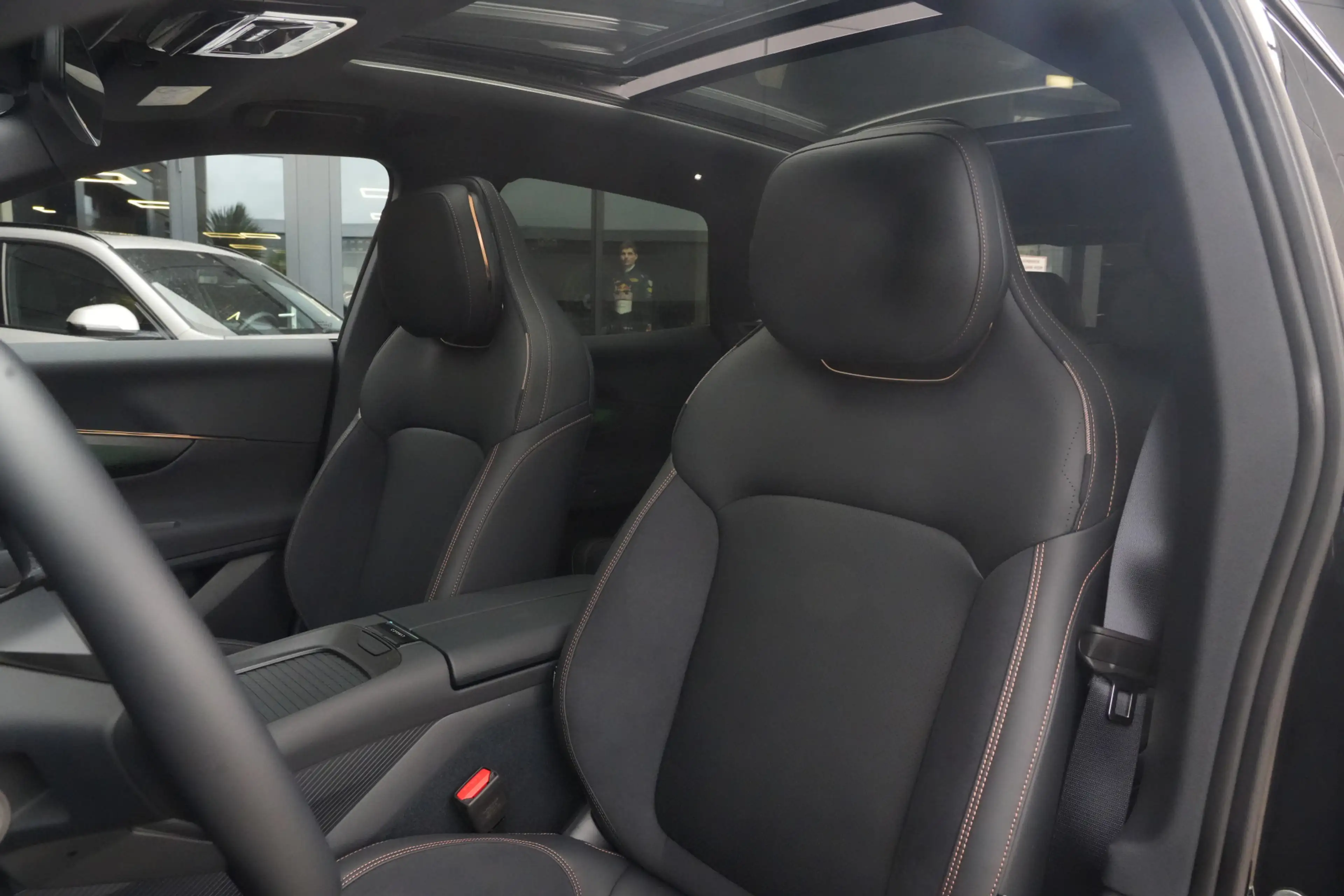 Lynk & Co 08 1.5 More | 350 PK | 200 KM EV | PANO | HARMAN KARD — photo 4