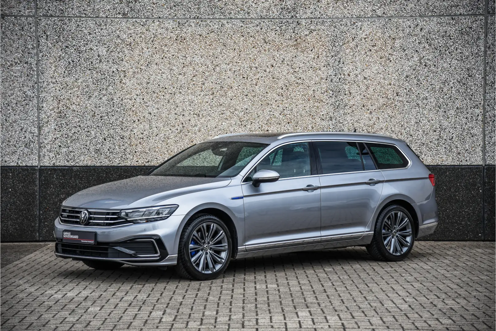 Volkswagen Passat Variant 1.4 TSI PHEV GTE Business Grijs - 2