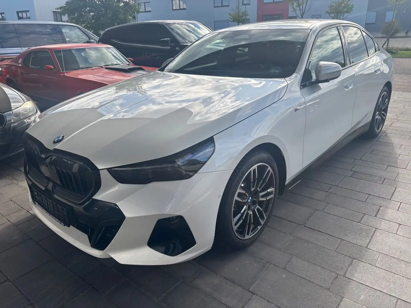 BMW 520 i M SportPro Iconic Glow M Sportbremse, rot Weiß - 1
