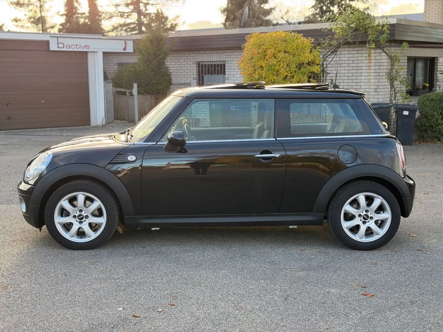 MINI Cooper 1.6 Klima PDC Xenon SHZ Pano Tempom. Černá - 2