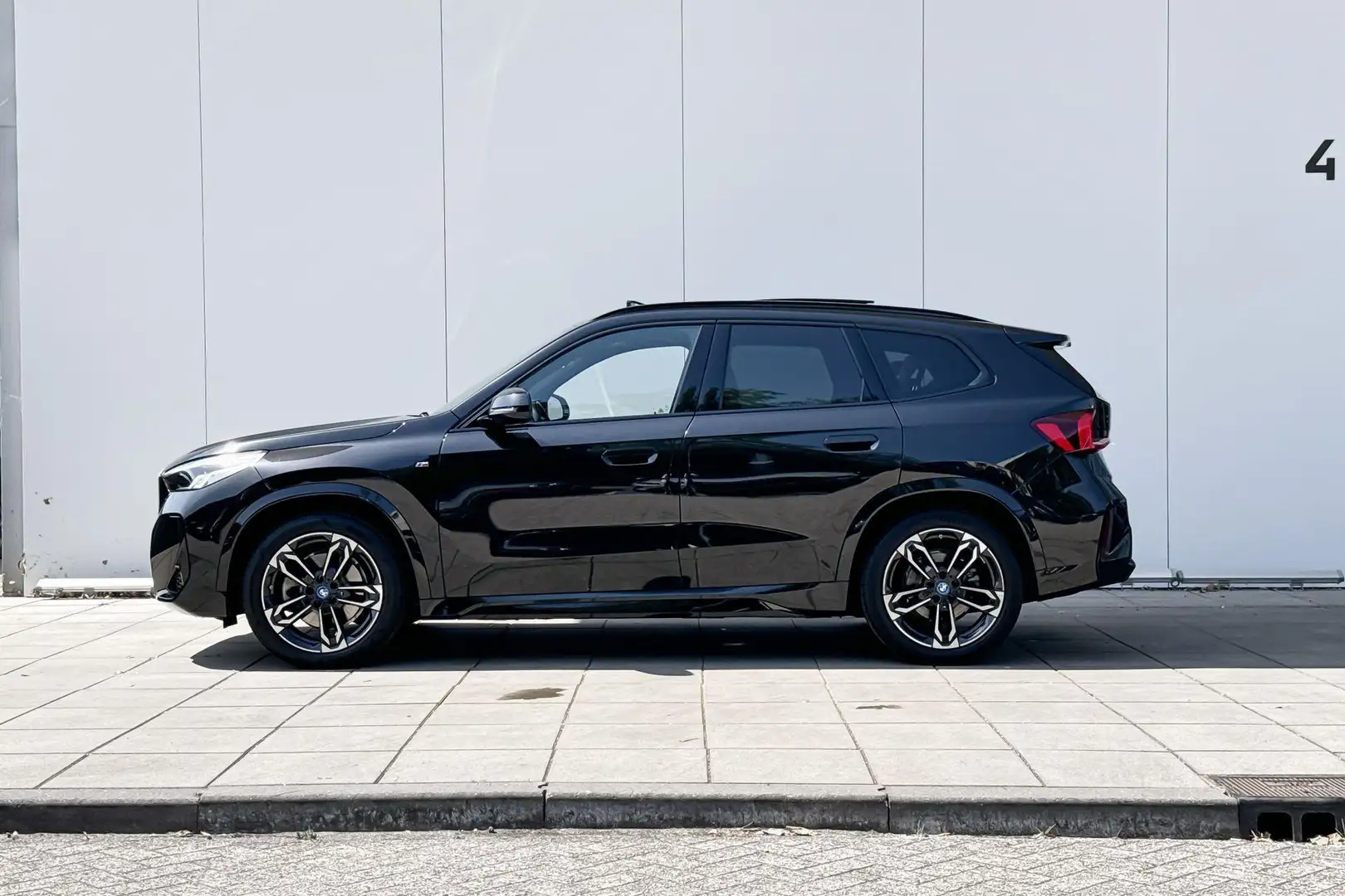BMW iX1 xDrive30 M-Sport Glazen Schuifdak / Harman Kardon Noir - 2