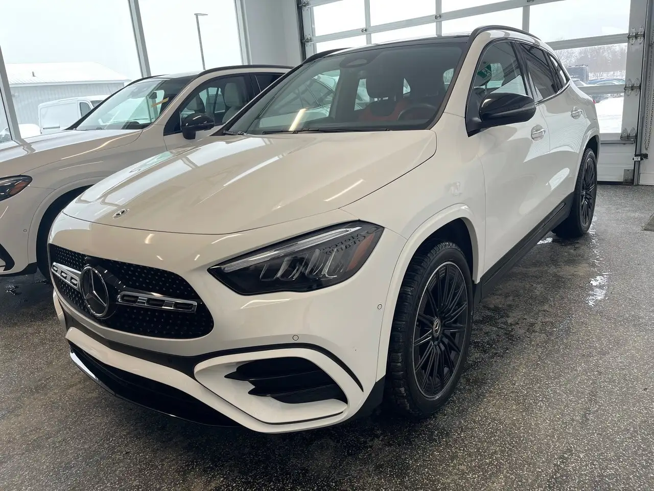 Mercedes-Benz GLA снимка Mercedes-Benz GLA