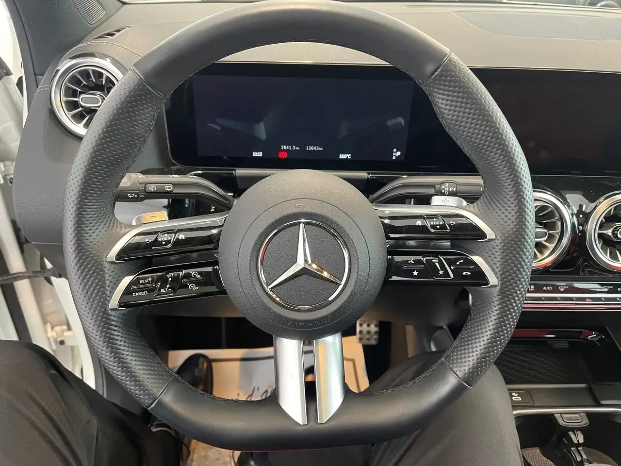 Mercedes-Benz GLA снимка Mercedes-Benz GLA