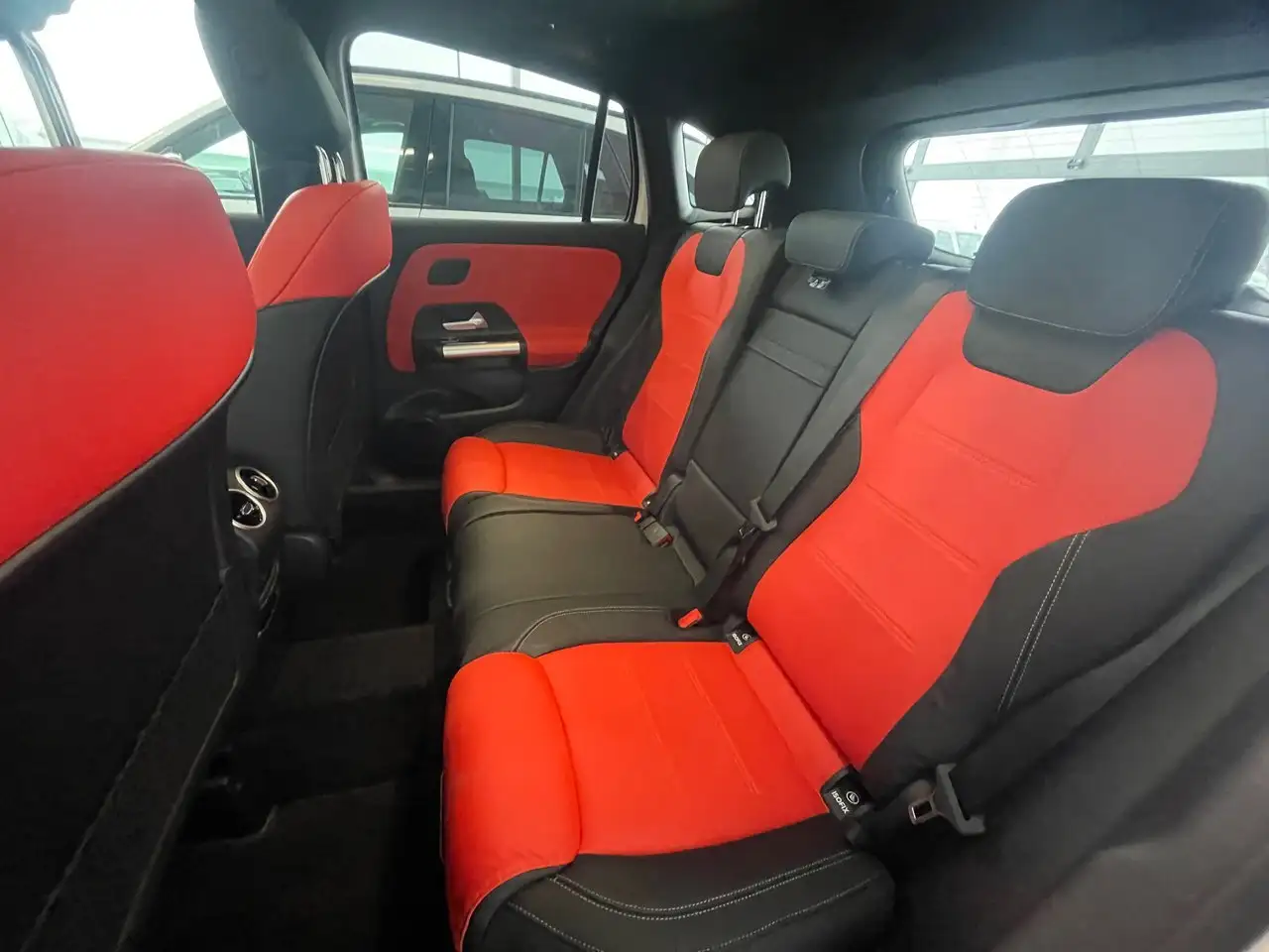 Mercedes-Benz GLA снимка Mercedes-Benz GLA