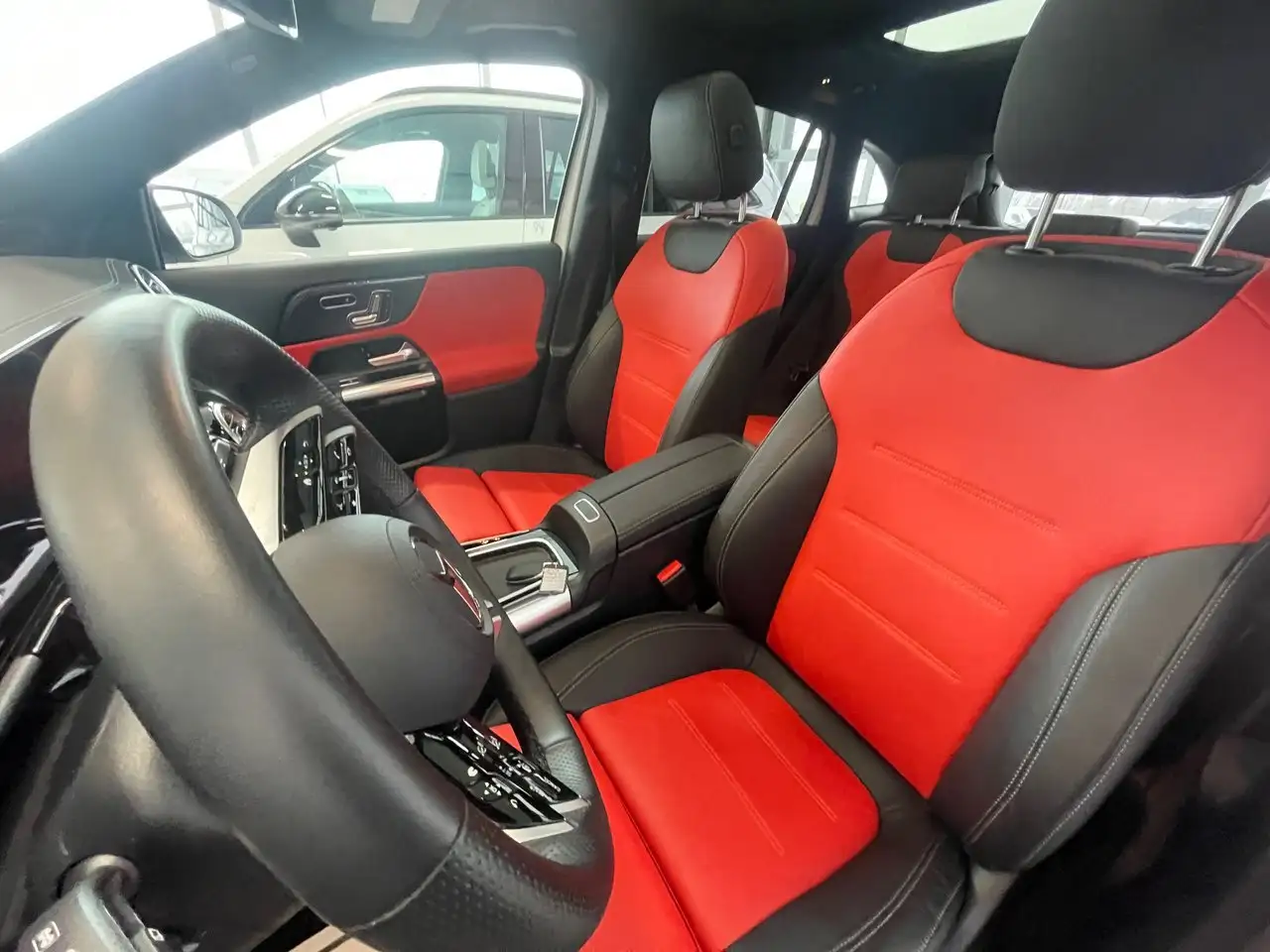 Mercedes-Benz GLA снимка Mercedes-Benz GLA