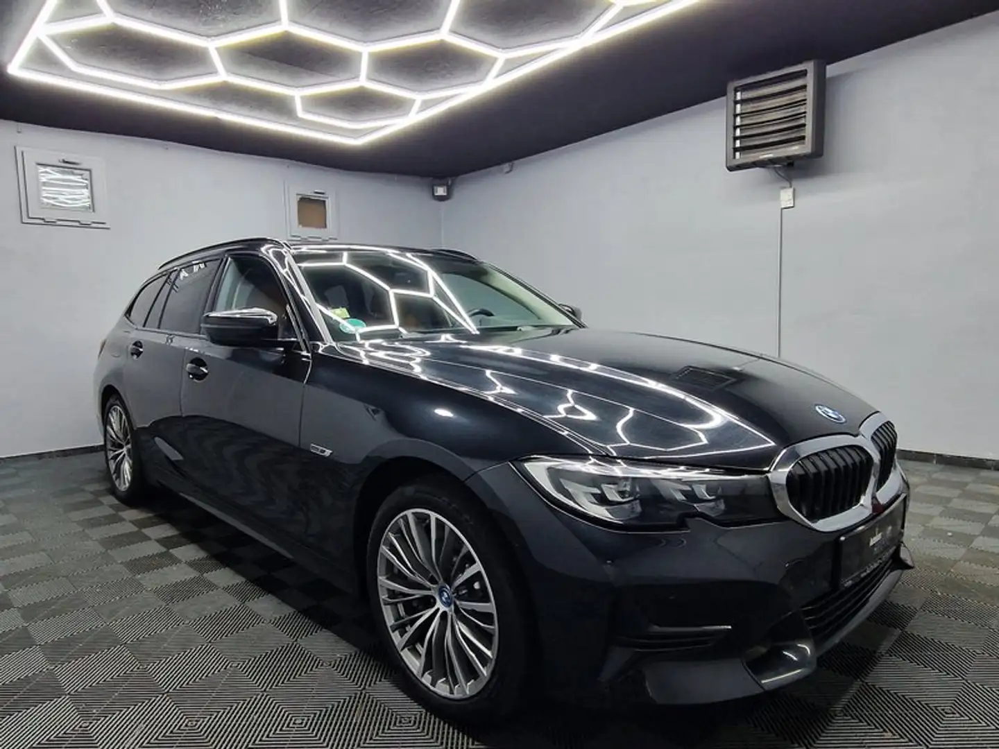 BMW 330 e Sport Line|AUTOM|LEDER|NAVI|LED|LM FELGEN|R-KA Schwarz - 2