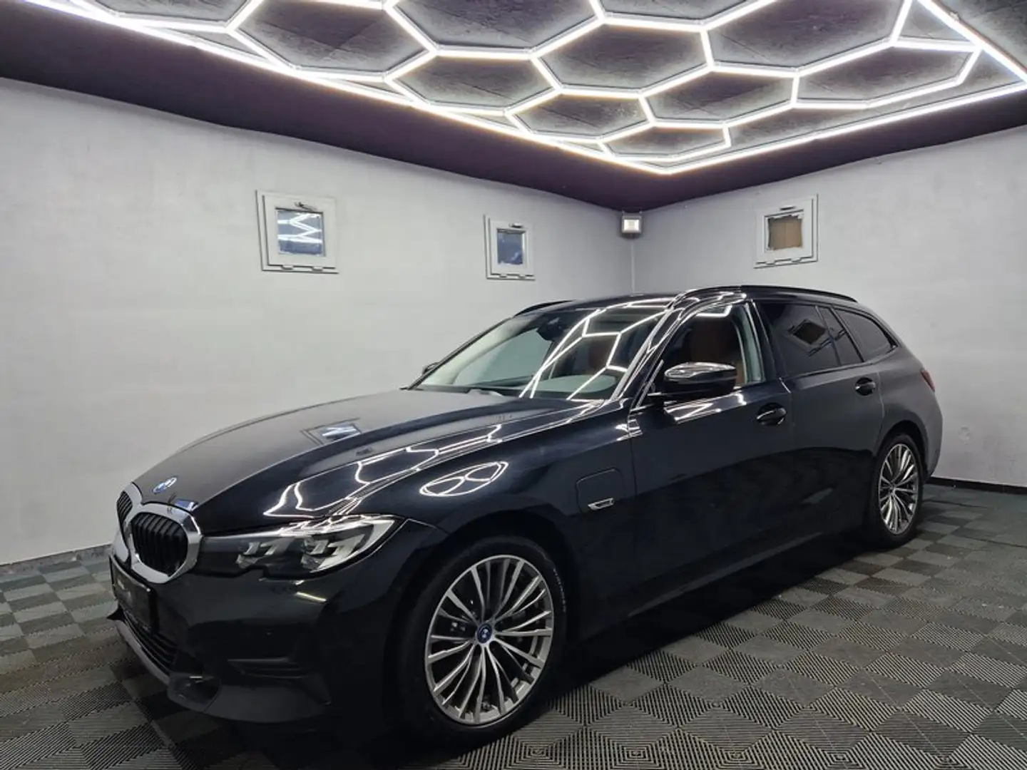 BMW 330 e Sport Line|AUTOM|LEDER|NAVI|LED|LM FELGEN|R-KA Schwarz - 1