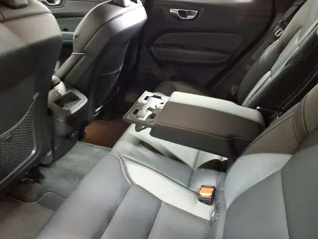 Volvo XC60 view 8