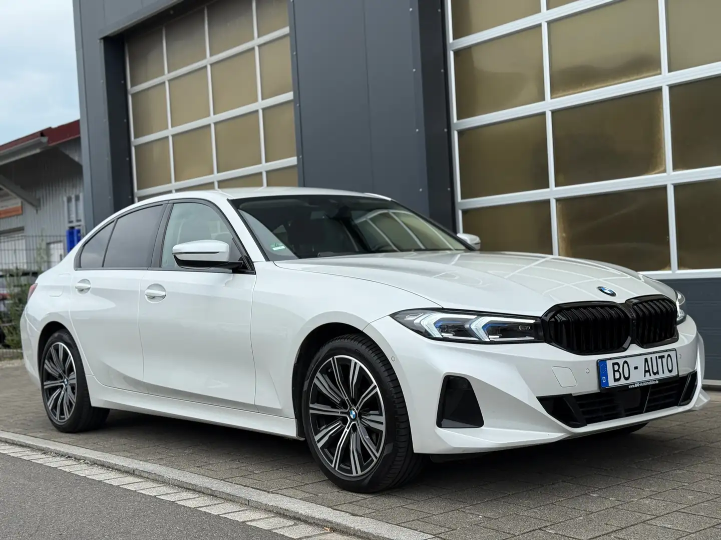 BMW 320 d xDrive StdHzg. AHK Head-Up Innovation ACC DAB 18 Weiß - 1