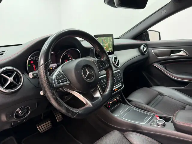 Mercedes-Benz 220 view 9