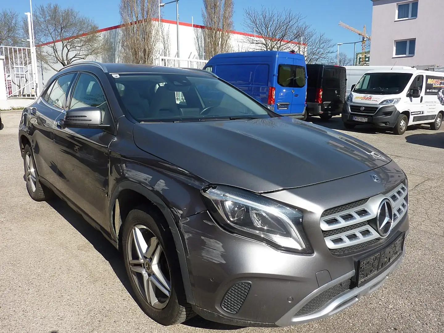 Mercedes-Benz GLA 200 d 4MATIC Aut. Gris - 2