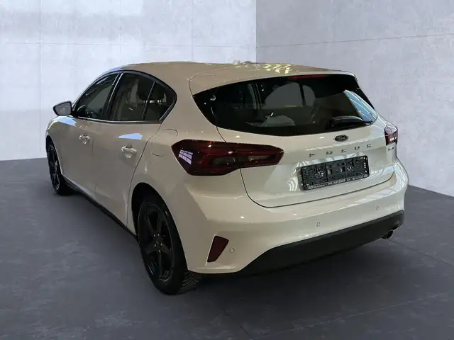 Ford Focus view 3