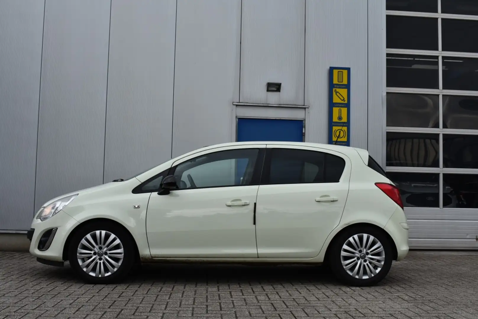 Opel Corsa 1.4-16V Edition APK tot 04/2026 incl winterbnd Vert - 2
