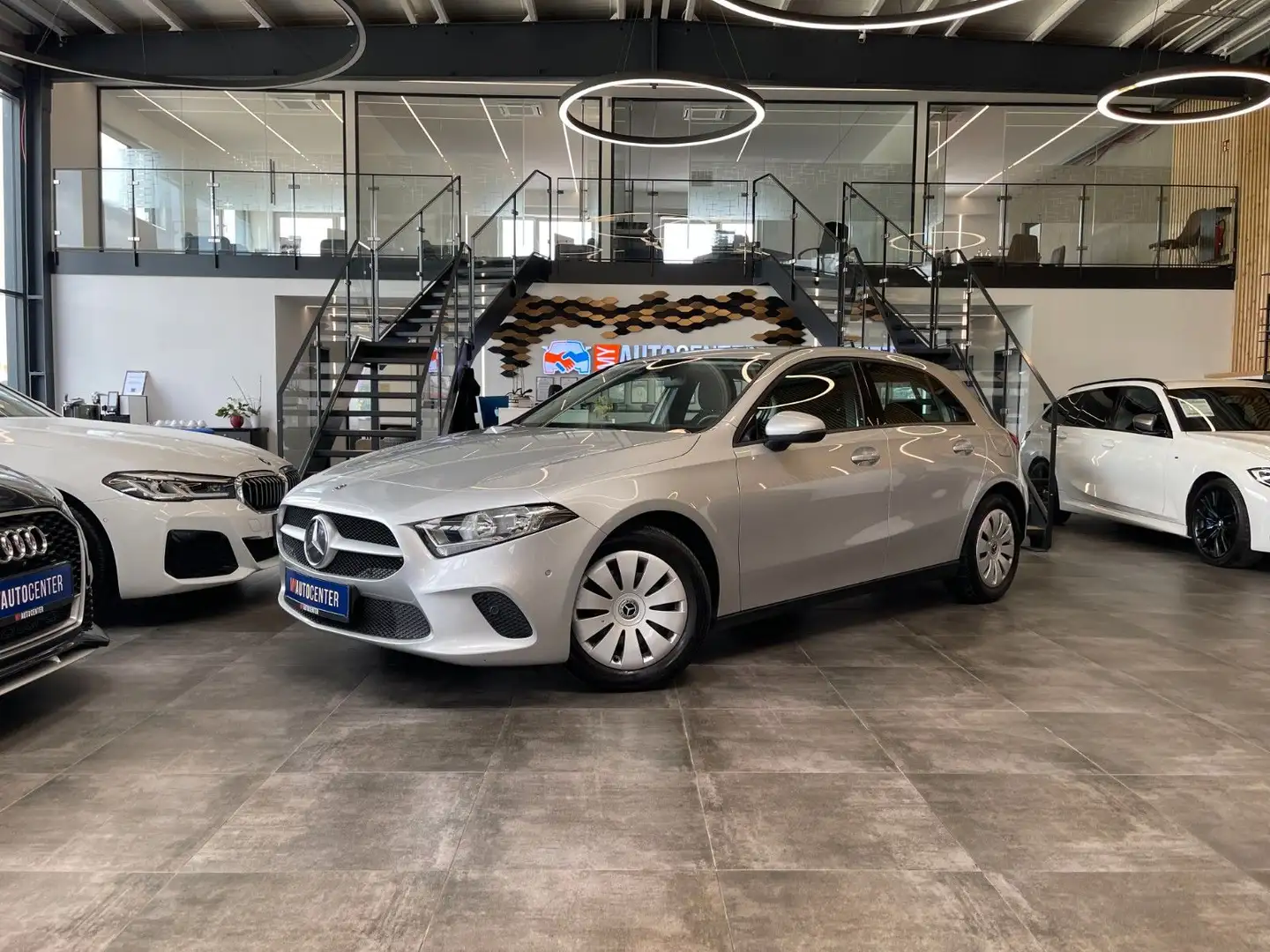 Mercedes-Benz A 200 5-Türer *NAVI*PDC*SPURASSIST*TEMPOMAT* Silber - 1