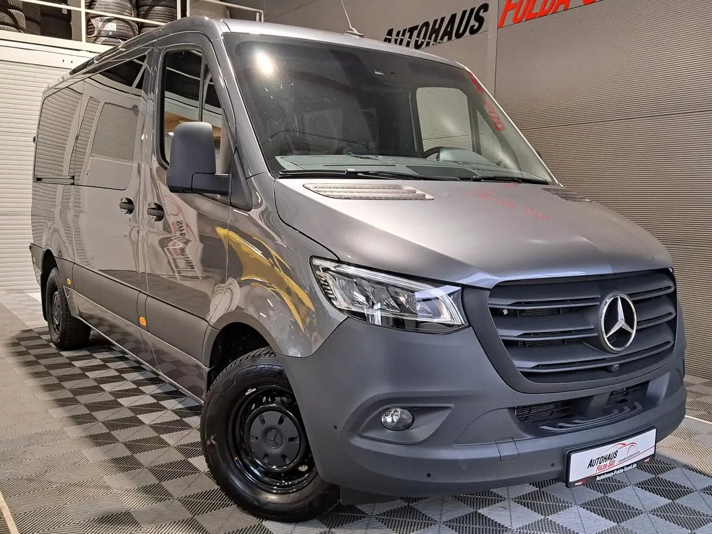Mercedes-Benz Sprinter 319 CDI Tourer°9Sitzer°360°ACC°TWA°AHK° Grau - 1