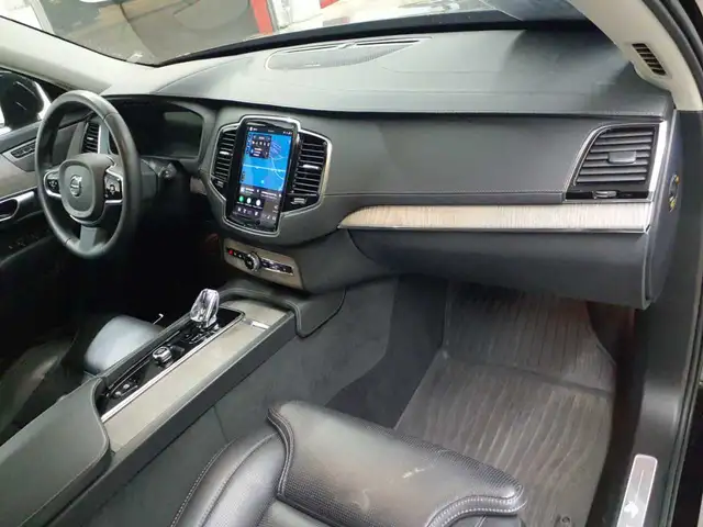 Volvo XC90 view 9