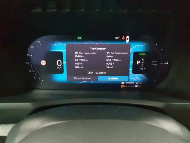 Volvo XC90 view 11