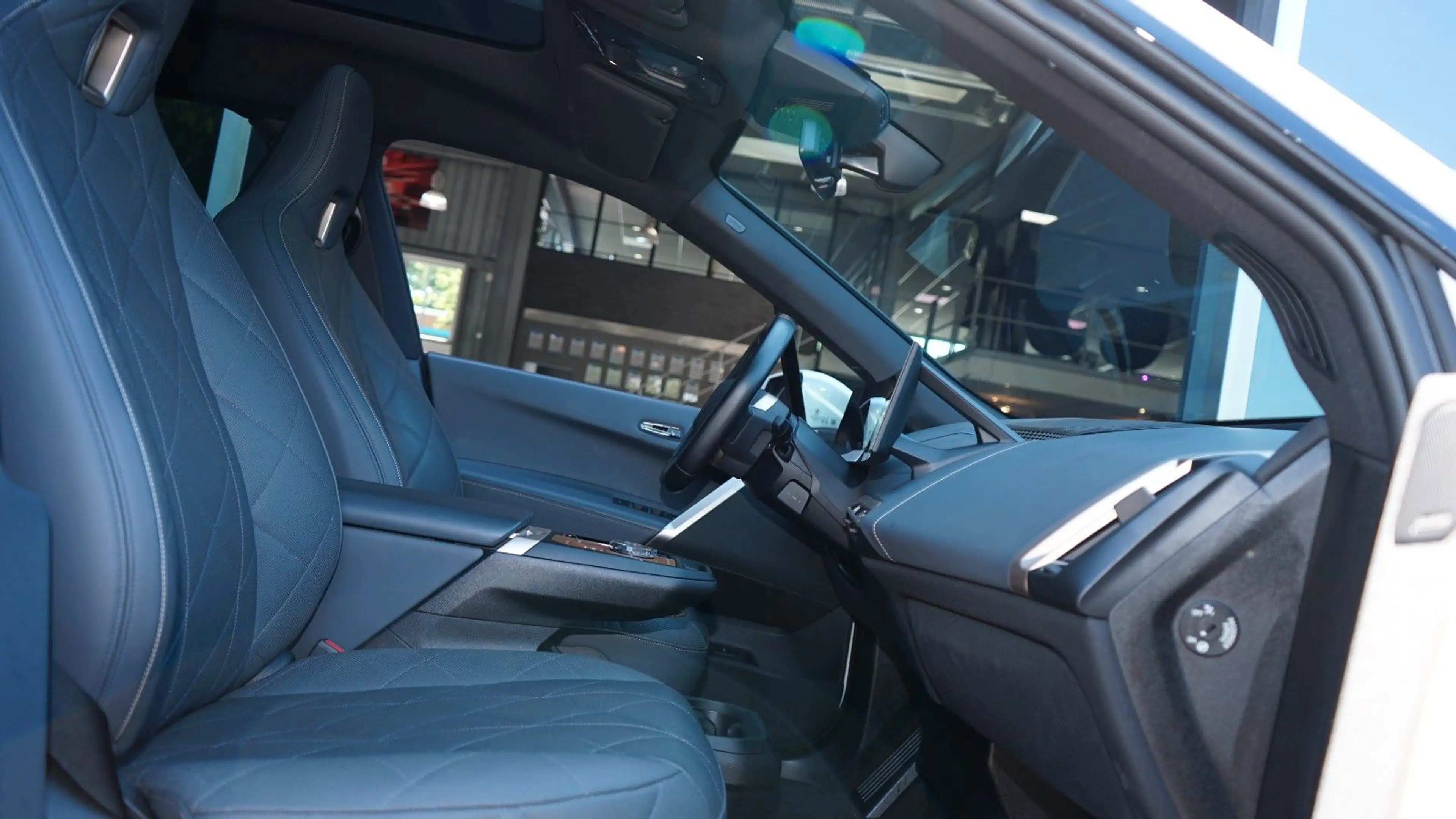 BMW iX xDRIVE 40 SPORTPAKET*SKYLOUNGE*LASER*AHK*98% — photo 7