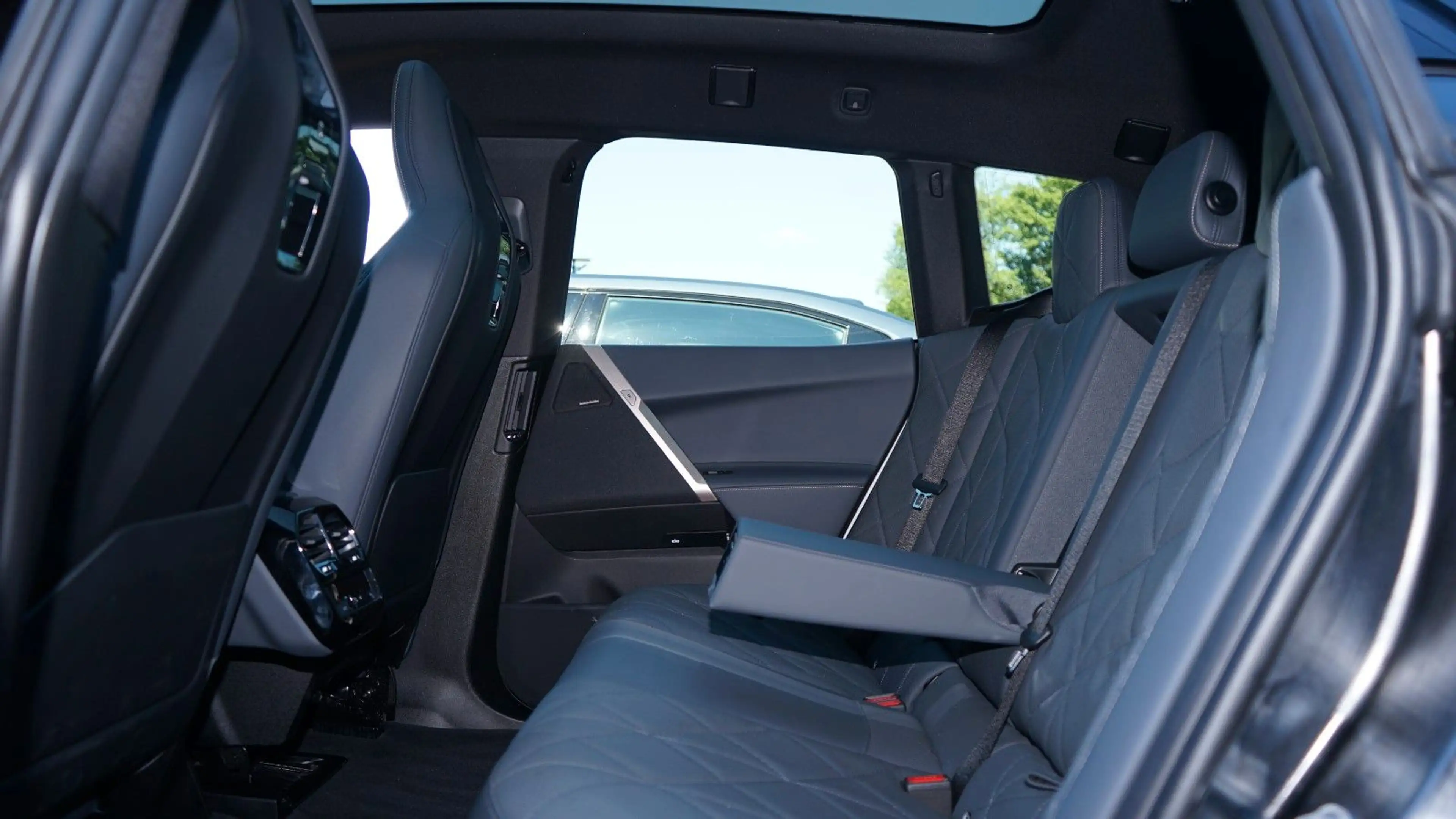 BMW iX xDRIVE 40 SPORTPAKET*SKYLOUNGE*LASER*AHK*98% — photo 8