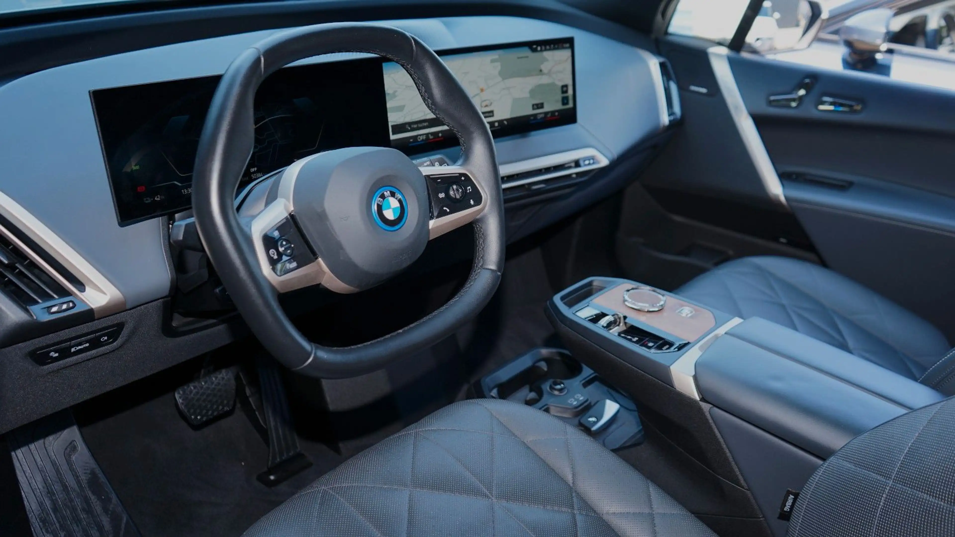 BMW iX xDRIVE 40 SPORTPAKET*SKYLOUNGE*LASER*AHK*98% — photo 3