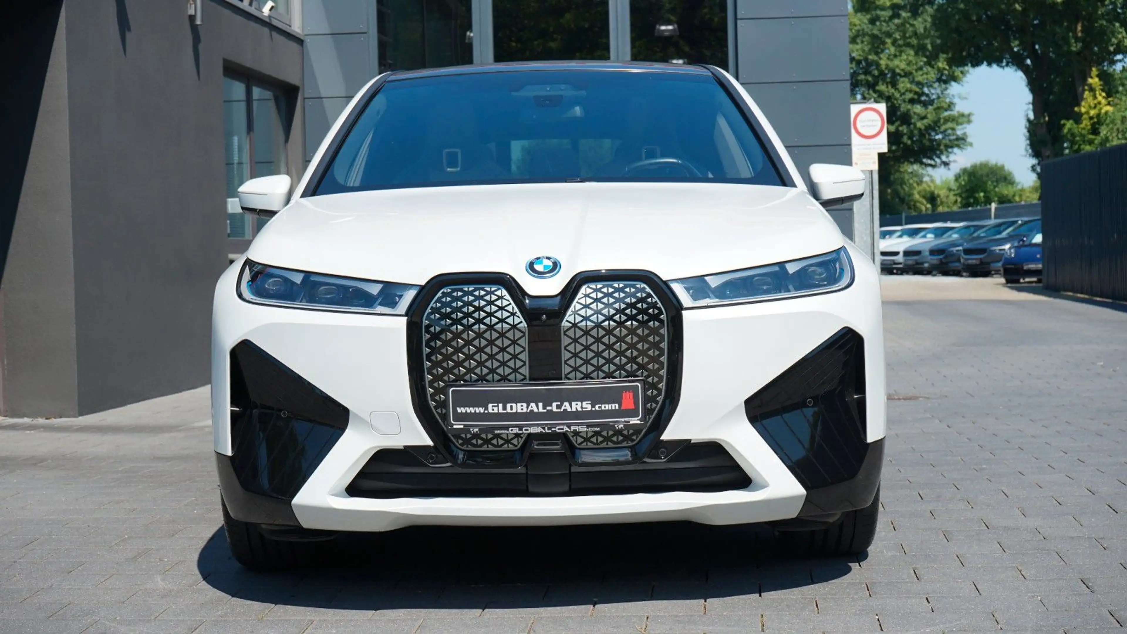 BMW iX xDRIVE 40 SPORTPAKET*SKYLOUNGE*LASER*AHK*98% — photo 14