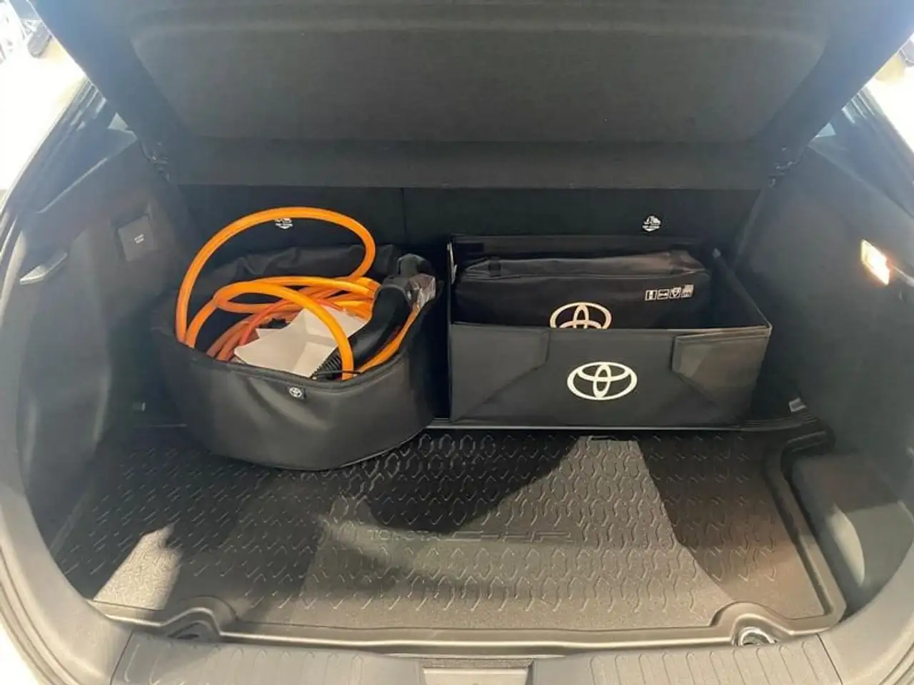 Toyota C-HR PHEV, миниатюра 8