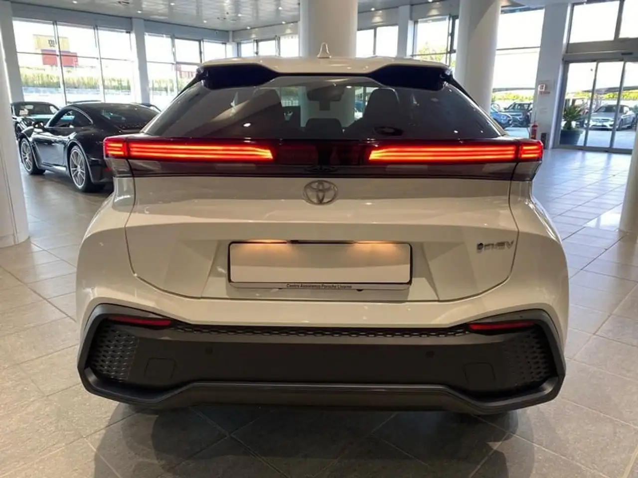 Toyota C-HR PHEV, миниатюра 5