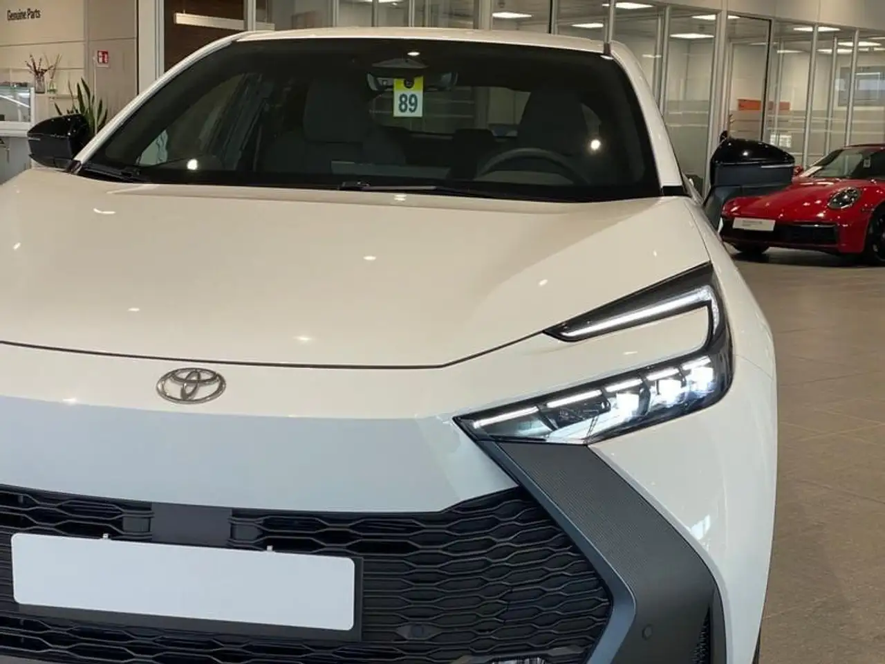 Toyota C-HR PHEV, миниатюра 11